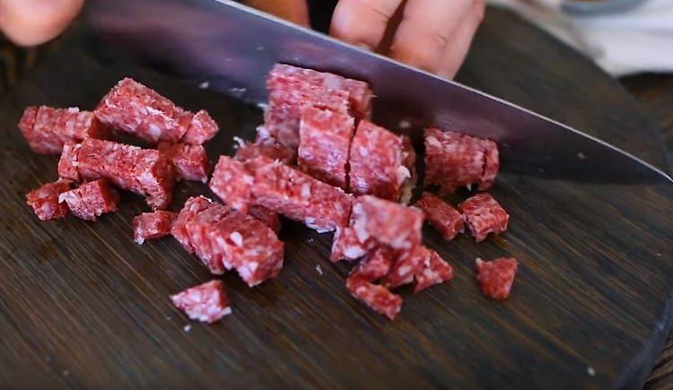 Nous avons coupé le jambon et la saucisse en petits cubes.