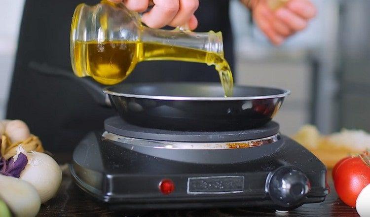 calienta el aceite vegetal en una sartén.