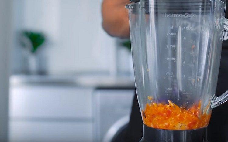 Battez la masse de légumes dans un mélangeur en ajoutant du basilic.