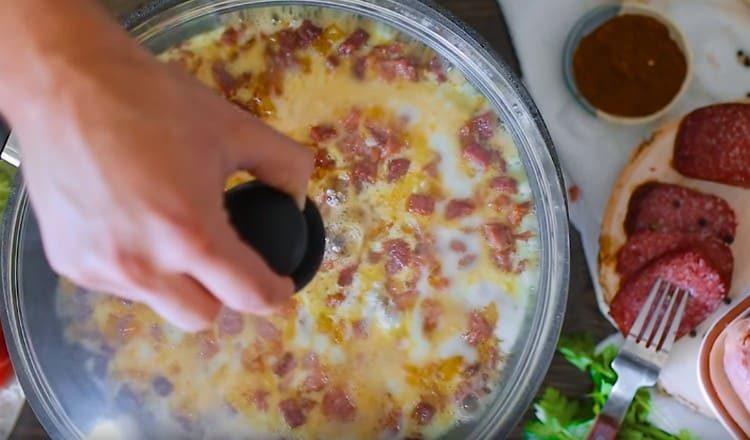 Cooking an omelet under the lid.