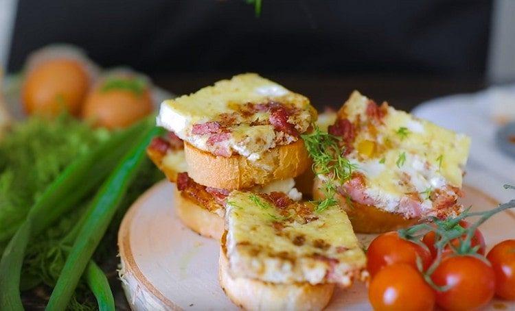 Para cada rebanada de baguette, coloque un trozo de tortilla, espolvoree con hierbas.