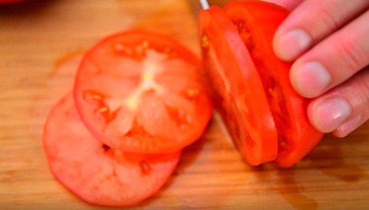 couper les tomates en cercles.