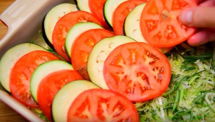 mettre les légumes sur un oreiller de légumes verts.