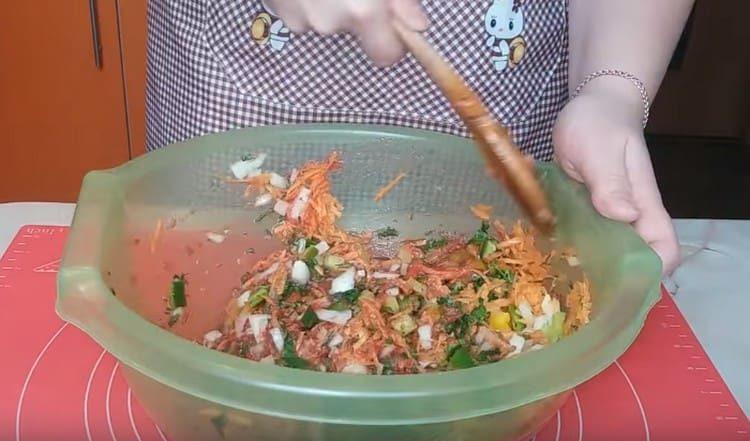 Difundimos todas las verduras preparadas en la masa de tomate y mezclamos.