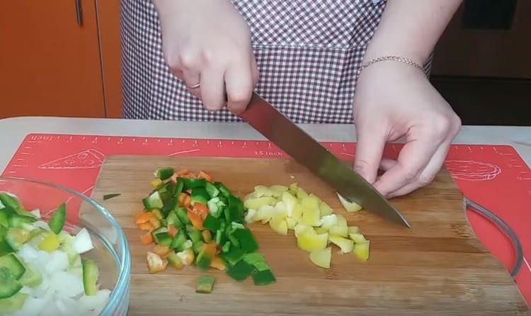 Cut into slices of sweet pepper.