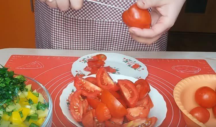 Cut tomatoes into quarters.