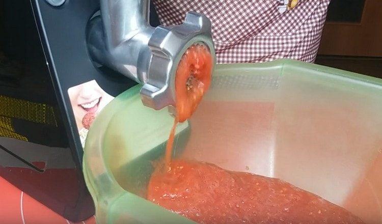 Urežite rajčicu kroz mlin za meso.