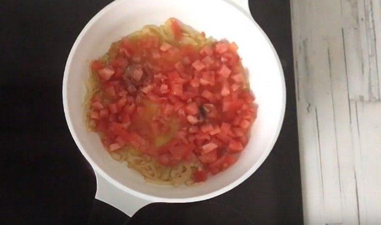 Agregue tomates, ajo, nuez moscada a la cebolla.