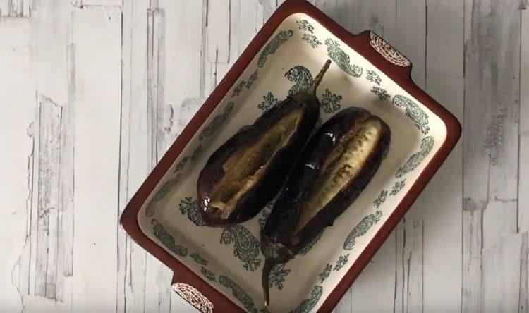 Spread the fried eggplant in a baking dish, spread them apart for the filling.