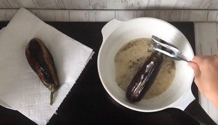 Freír las berenjenas en aceite vegetal. cambiamos a servilletas.