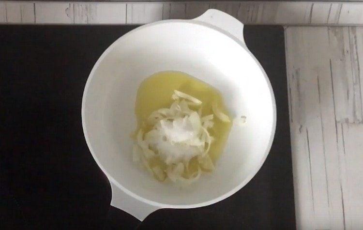 Faites frire l'oignon dans une casserole en y ajoutant du sucre.