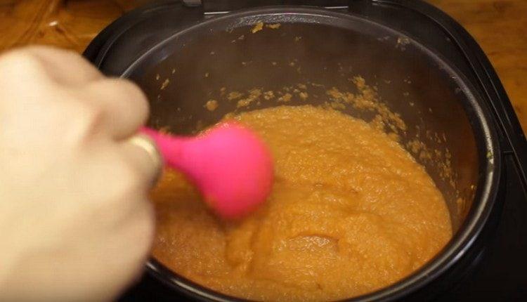 Add spices and tomato paste to the caviar.