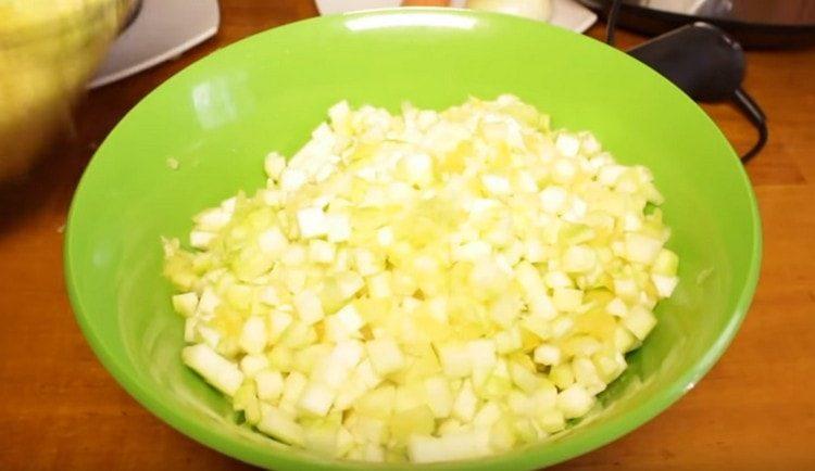 Dice ang peeled zucchini.