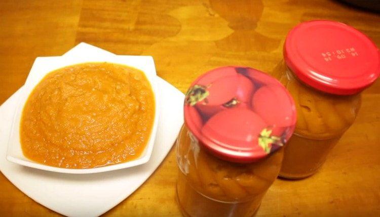 El caviar de calabaza, cocinado en una olla de cocción lenta, también es adecuado para su conservación.