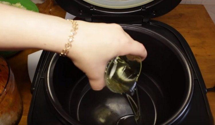 Pour vegetable oil into the multicooker bowl.