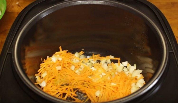 Freír la cebolla con zanahoria en aceite.