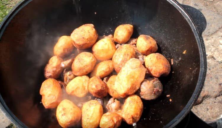 Povrh mesa rasporedite prethodno prženi krumpir.