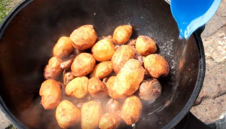 Agregue agua al caldero y prepare un plato debajo de la tapa.