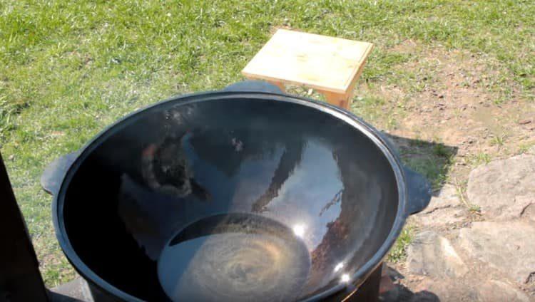 We warm the cauldron, pour vegetable oil into it.