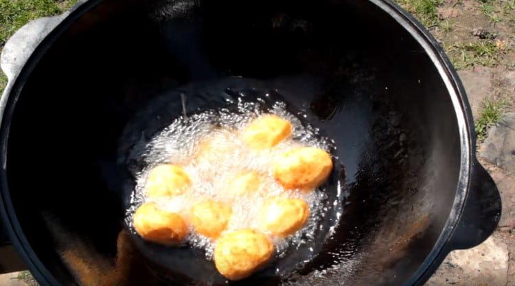 Fry the potatoes in oil.