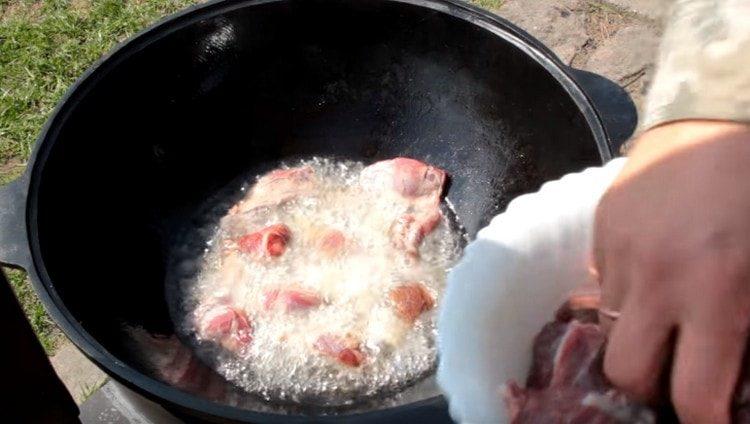We remove the potatoes from the cauldron, put meat in its place.