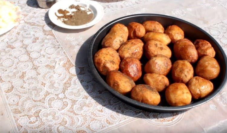 Sprinkle potatoes with spices and salt.