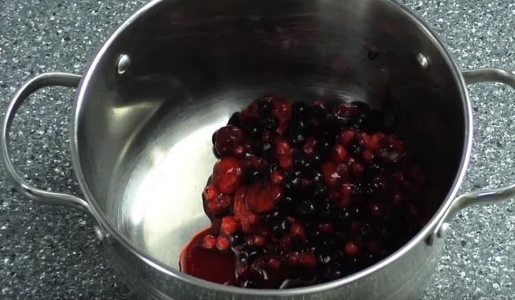 Vierta las bayas y frutas lavadas en la sartén.