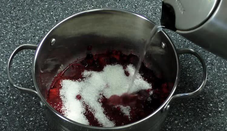 Pour the berries with sugar in water.