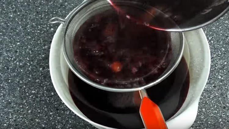 The resulting compote is filtered through a sieve.