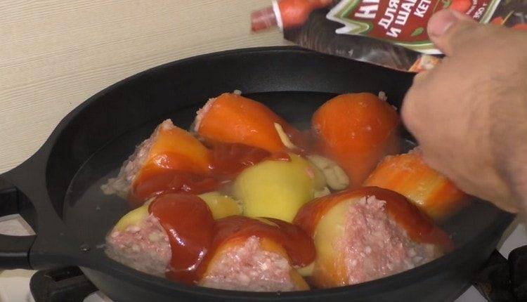 Ajoutez à la casserole aux poivrons à la moutarde et au ketchup.