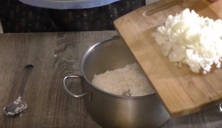 Ajouter l'oignon finement haché au riz.