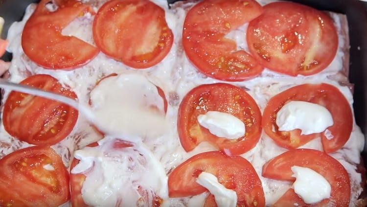 pon los tomates encima del pescado y también engrasa la salsa.