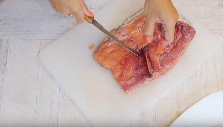 We cut pink salmon into fillets, remove bones.