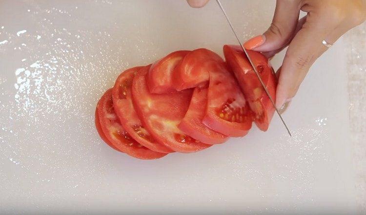 couper la tomate en cercles.