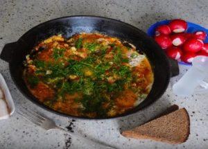 Cómo hacer deliciosos huevos revueltos con tomates: una receta simple paso a paso con una foto.