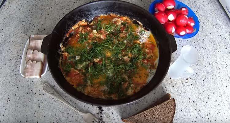 Entonces hablamos sobre cómo cocinar huevos fritos con tomates.