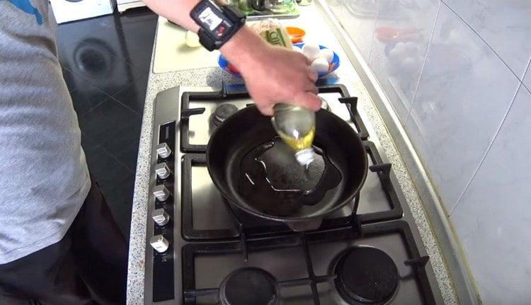 heat the pan, pour the vegetable oil.