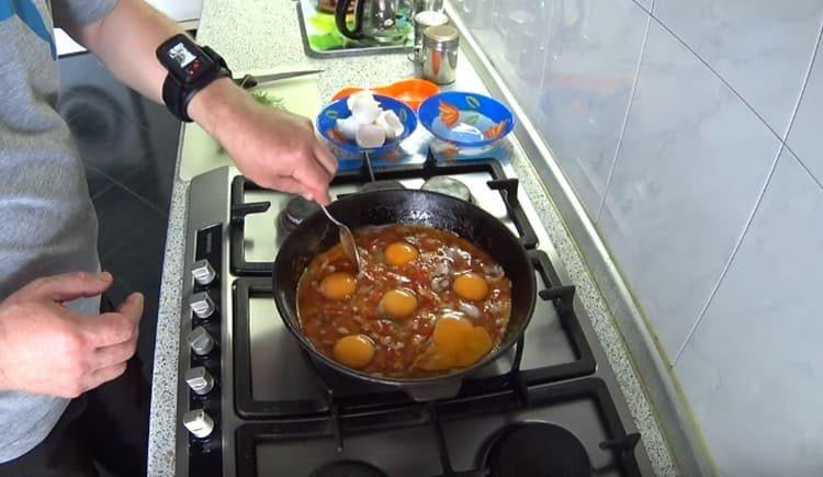 Mezcle suavemente las claras de huevo con los tomates.