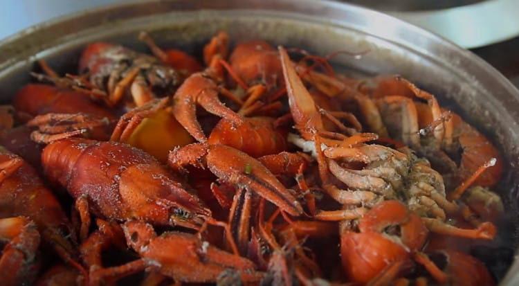 Boiled crayfish will be tastier if you give them another 10 minutes to infuse in brine.