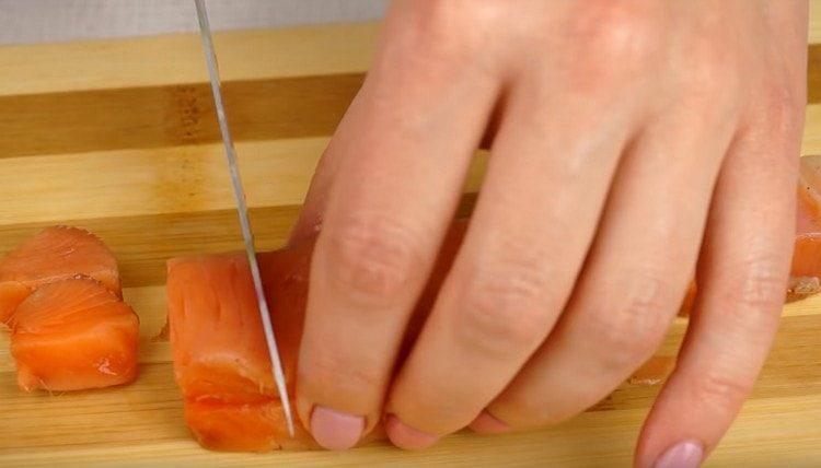 Couper le saumon en dés.