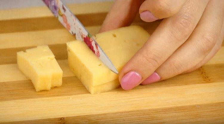 hacher le fromage et le jambon.