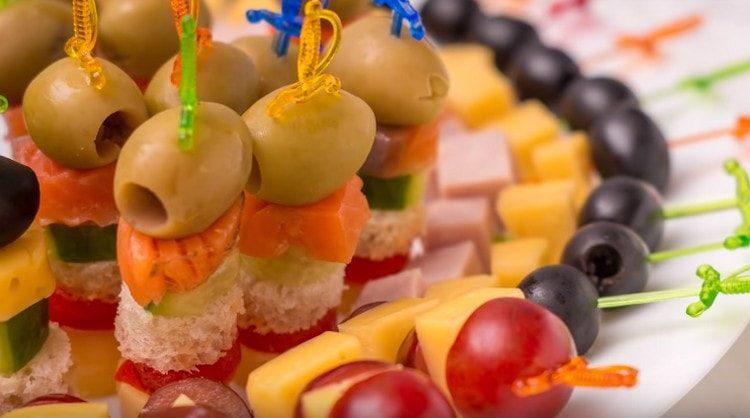 de tels canapés en brochettes seront très jolis sur la table de fête.