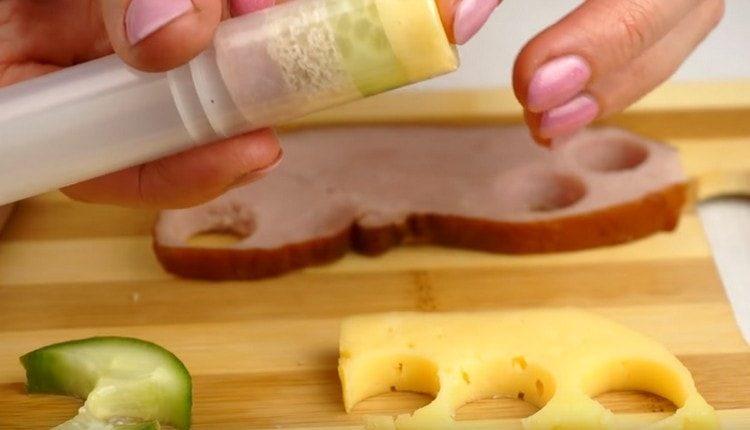 Next, cut the same circles of bread, cucumber and cheese.