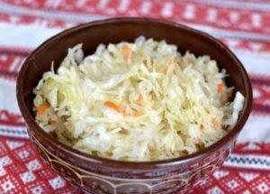 Tasty sauerkraut in a jar: cook according to a step by step recipe with a photo.