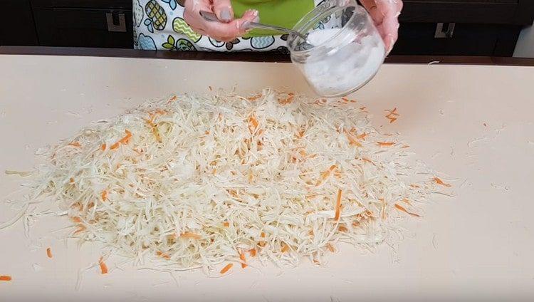 Add salt to the cabbage with carrots.