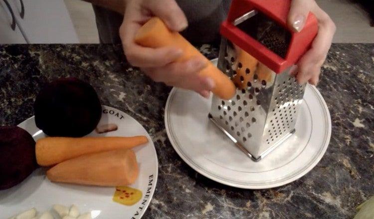 Râpez les carottes.
