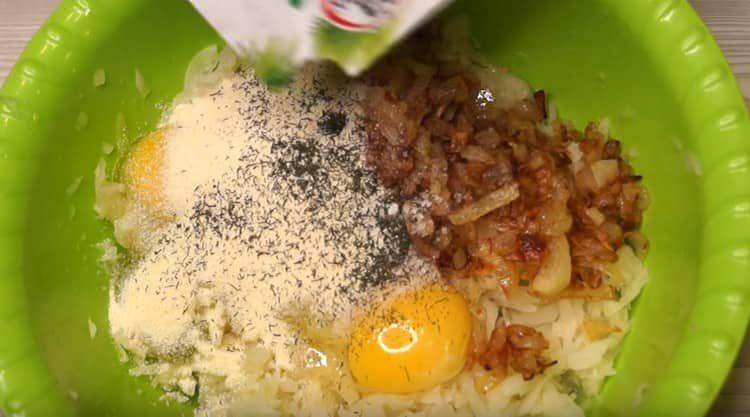 Dans un bol, étendre le chou, les oignons, ajouter la semoule, les œufs, le sel et les épices.