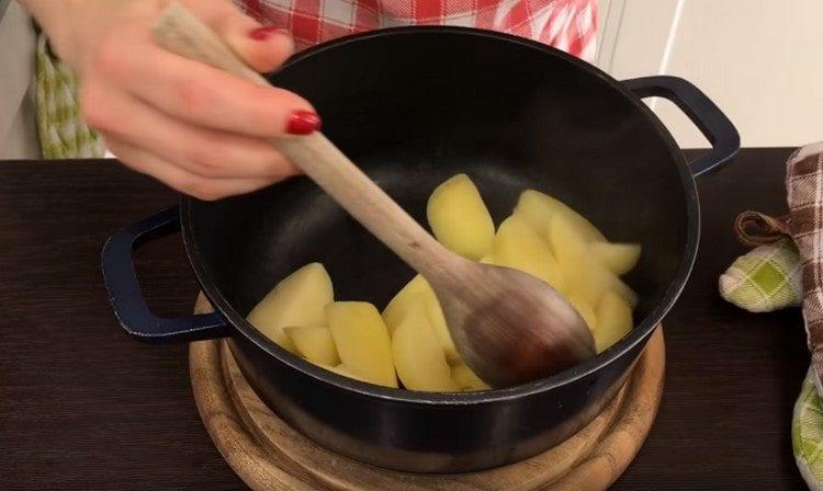 Drain the water from the finished potato.