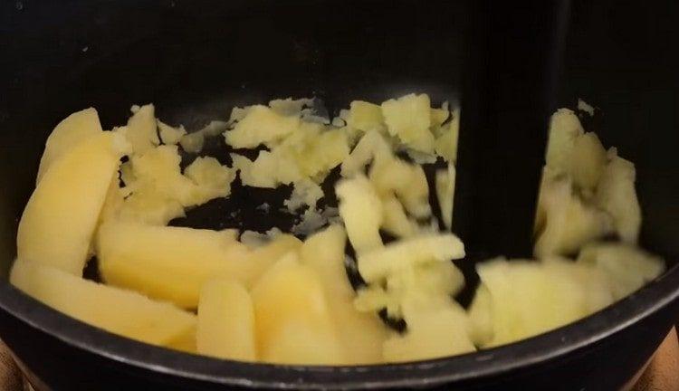 nous commençons à purée de pommes de terre dans une purée de pommes de terre.