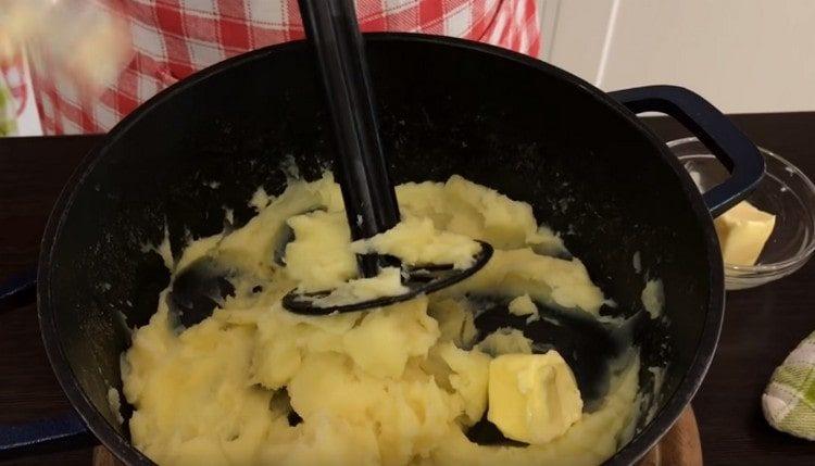 Add oil to the potato.